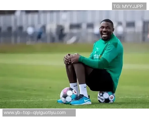 小图拉姆寻父亲旧球衣向偶像阿德请求签名感人时刻再现 小图拉姆寻父亲旧球衣向偶像阿德请求签名感人时刻再现